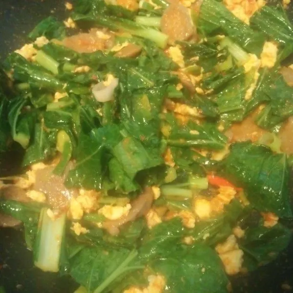 Lalu masukan sawi hijau, daun bawang yang sudah di iris-iris dan cabe rawit,aduk rata.