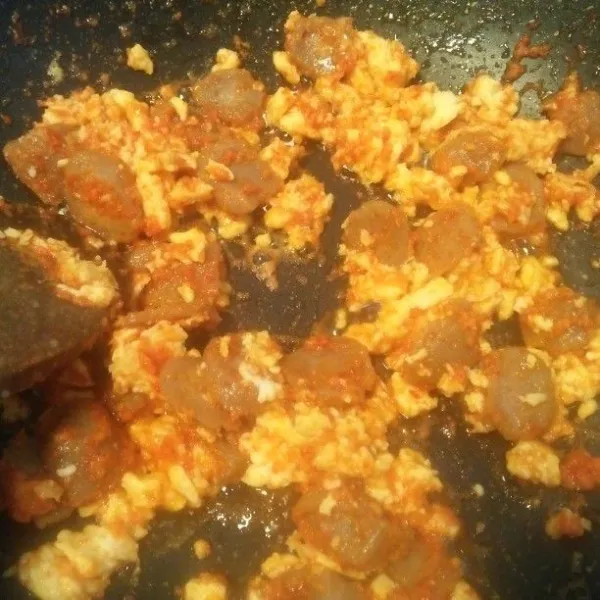 Tumis bumbu halus hingga harum dan matang, masukan bakso sapi yang sudah di iris bulat aduk rata, masukan telur yang terlebih dahulu kita bikin orak arik tumis sebentar.