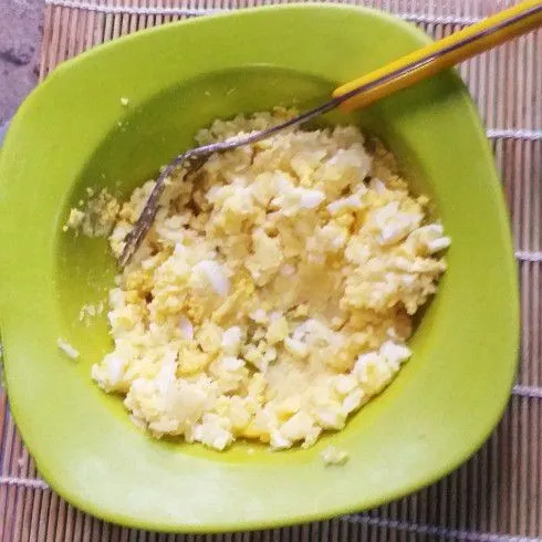 Masukkan mayonise skm ke dalam campuran telur dan kentang, aduk rata, sisihkan.
