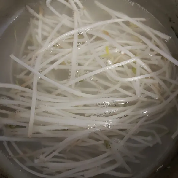 Rebus juga tauge sebentar, angkat dan tiriskan.