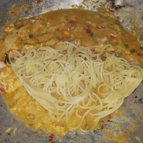 Tambahkan spaghetti dan aduk hingga merata.