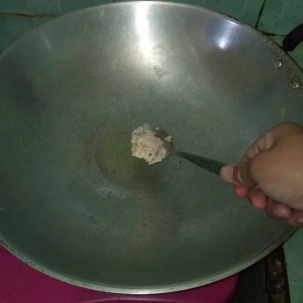 Panaskan minyak, tumis bumbu halus hingga harum, sisihkan.