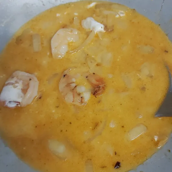 Tuangi santan, aduk rata tunggu hingga mendidih