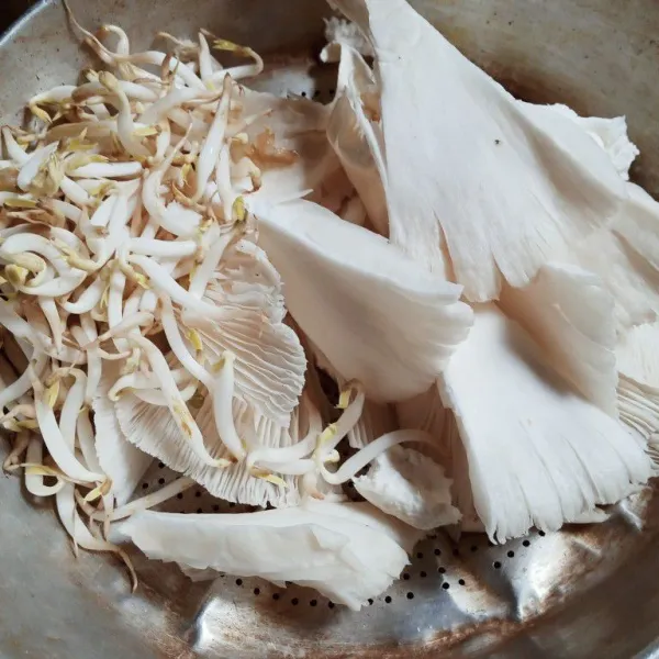 Cuci bersih jamur tiram dan tauge