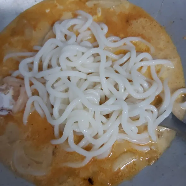 Masukkan mie udon yang telah direbus.