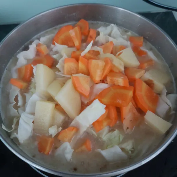 Masukkan bahan-bahan pada step 1 (wortel, kentang, kol).