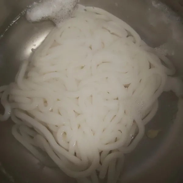 Didihkan secukupnya air, rebus udon sebentar, angkat dan tiriskan.