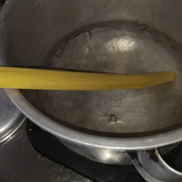 Rebus spaghetti, tambah 1 sdm minyak agar tidak lengket ketika dingin.