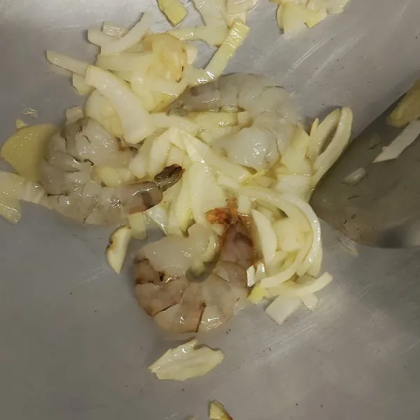 Masukkan udang, aduk rata.