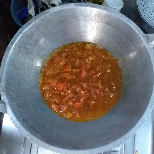Masukkan tomat dan tambahkan air, masak hingga matang (bisa dijadikan sambal stok, atau sambal tomat)