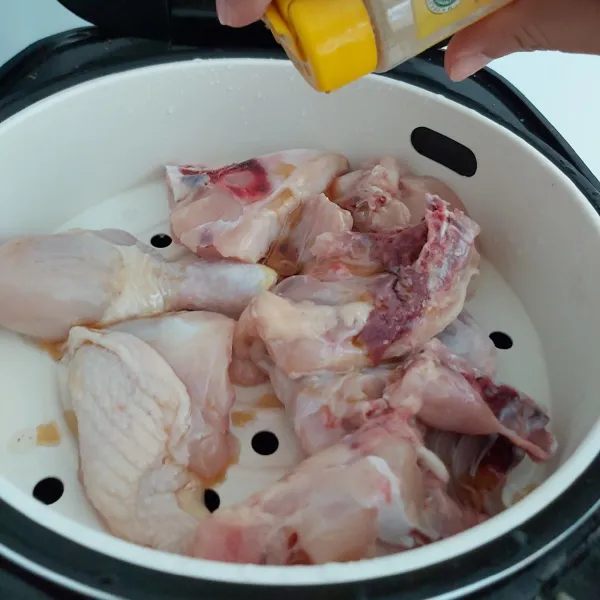 Masukkan Ayam kedalam kukusan, lalu bumbui dengan lada, kaldu jamur dan minyak wijen. Ratakan ke seluruh bagian ayam.