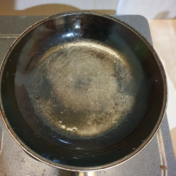 Panaskan wajan yang sudah dimasukkan minyak goreng.