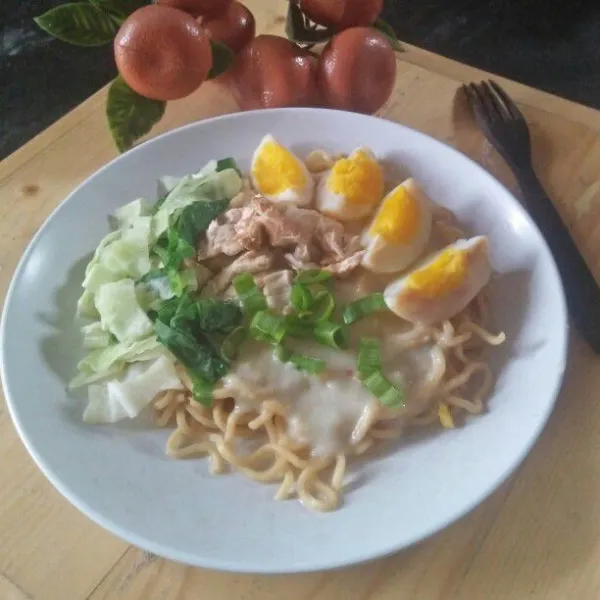 Siapkan piring saji  letakan mie nya lalu siram dengan kuah nya lalu taburi atasnya dengan ayam suwir, telur rebus, daun bawang daun selendri dan bawang goreng.