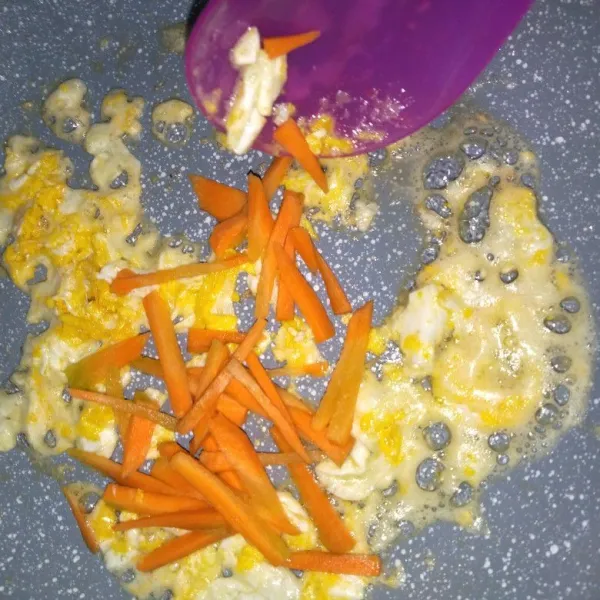 Orak-arik telur dan masukkan wortel.