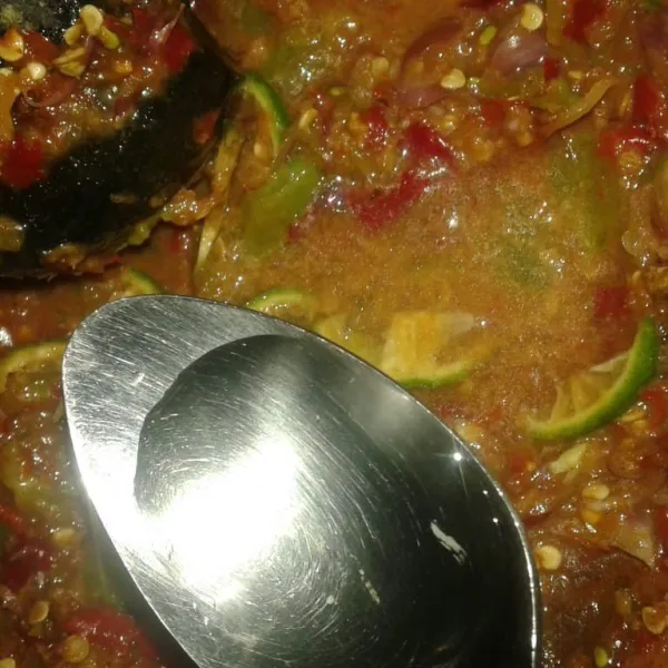 Terakhir, tuang air panas. Aduk rata. Siap sajikan.