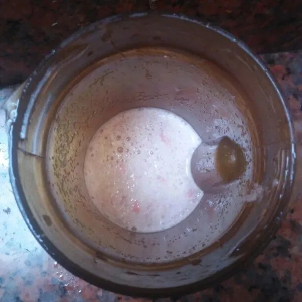 Haluskan bawang merah bawang putih dan ebi.