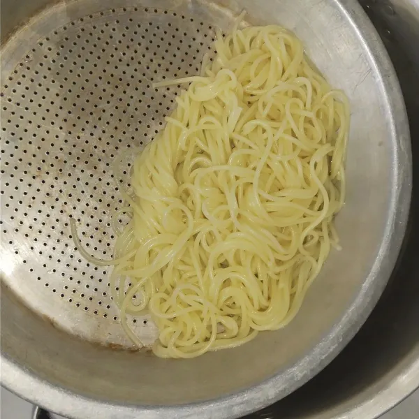 Tiriskan spaghetti.