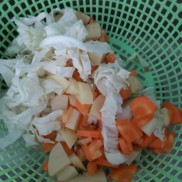 Potong-potong wortel, kentang dan kol.