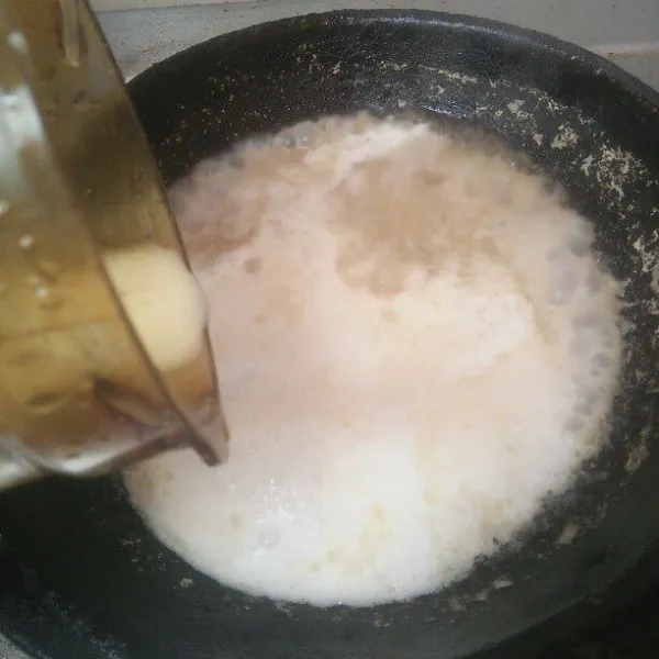 Masukan santan dan air.