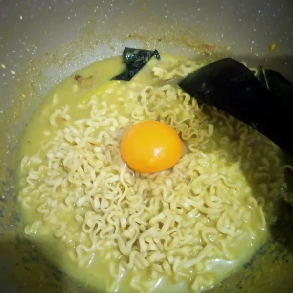 Masukkan telur bebek, aduk hingga rata. Air bisa ditambahkan sedikit demi sedikit sehingga membuat nyemek.