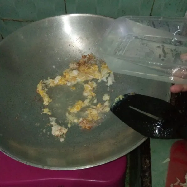 Masukkan telur orak arik lalu tambahkan air hingga mendidih.