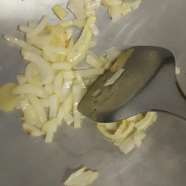 Panaskan sedikit minyak, tumis jahe, bawang putih, bawang bombay hingga harum dan layu.