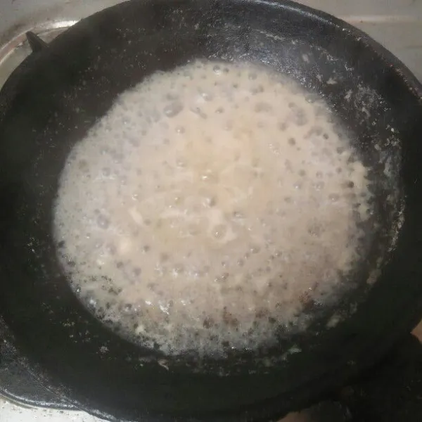 Tumis bumbu halus sampai harum.