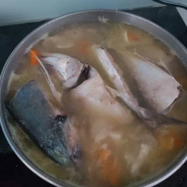 Masukkan ikan kembung, lalu masak hingga matang. Sajikan selagi hangat.