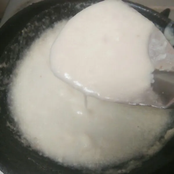 Lalu masukan,  larutan tepung maizena,  setelah Meletup2 dan mengental matikan kompor.