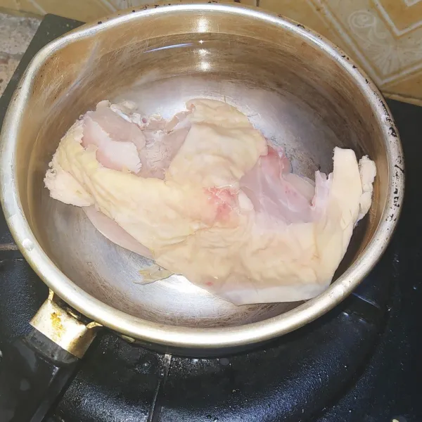 Rebus ayam sampai keluar kaldu nya.