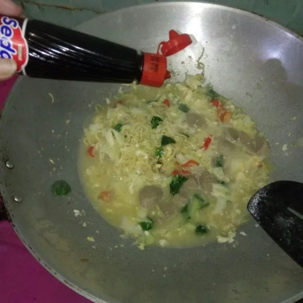 Tambahkan kecap manis lalu koreksi rasa, angkat dan sajikan.