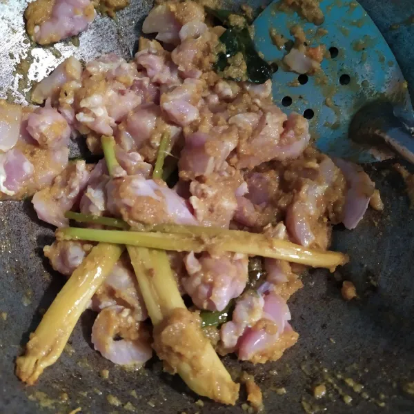 Masukkan daging ayam cincang, aduk hingga berubah warna.