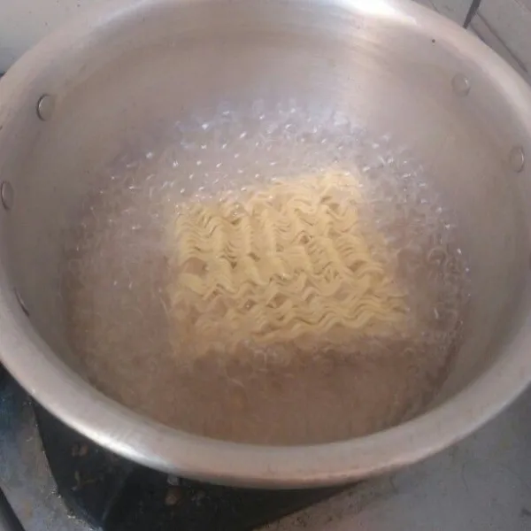 Rebus mie nya sampai matang,   rebus juga kubis dan sawi nya.