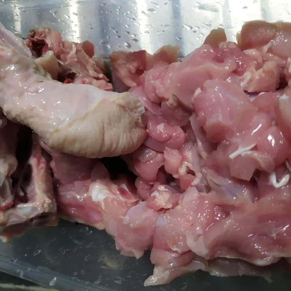 Cuci bersih potongan ayam, kemudian pisahkan daging, kulit dan tulangnya, daging ayamnya di cincang kasar. Sisihkan.
