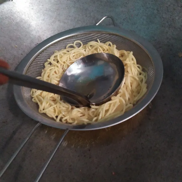 Untuk keranjangnya, siapkan saringan dan sendok sayur, tata mie di atas saringan, panaskan minyak goreng yang cukup kemudian goreng minyak dengan ditekan menggunakan sendok sayur hingga garing.