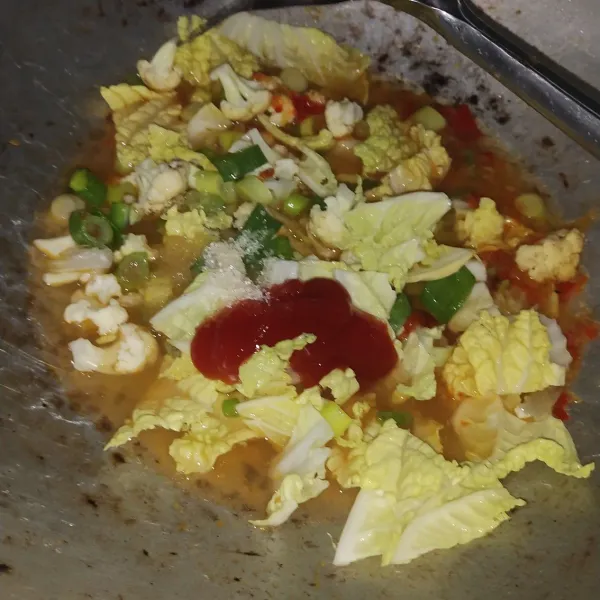 Tambahkan air dan masukan daun bawang, sawi, saos sambal dan telur.