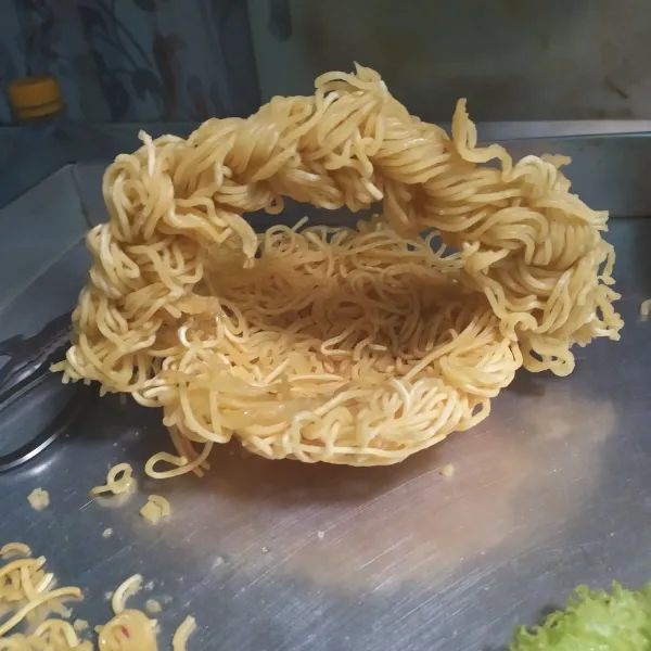 Satukan bagian keranjangnya, sisihkan.