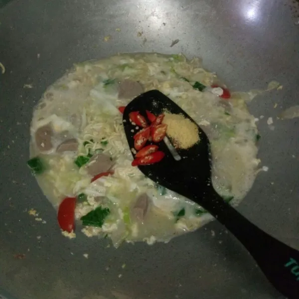 Tambahkan cabe dan bumbu mie lalu aduk rata.