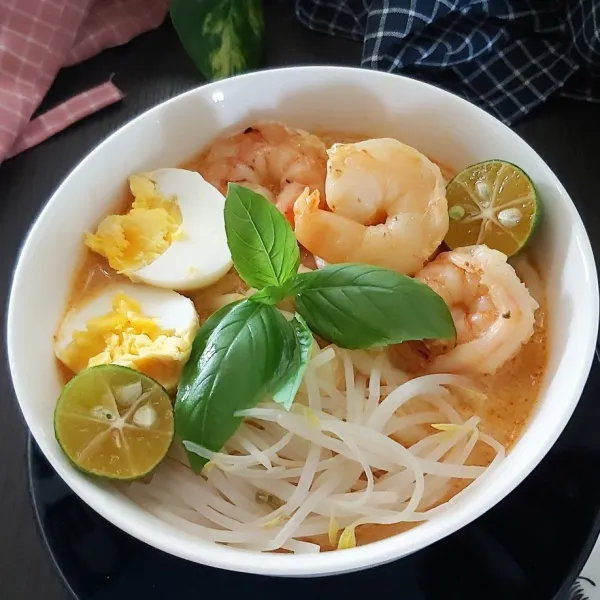 Jika dirasa sudah pas, angkat, tuang di mangkok saji lengkapi dengan tauge rebus. daun basil, perasan lemon limau dan sajikan.