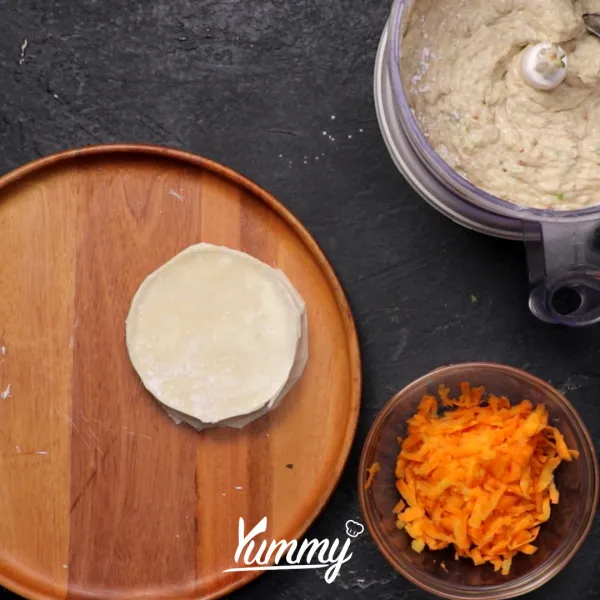 Siapkan kulit pangsit / dimsum, beri isian adonan, kemudian lipat pinggirnya. Tambahkan topping wortel.