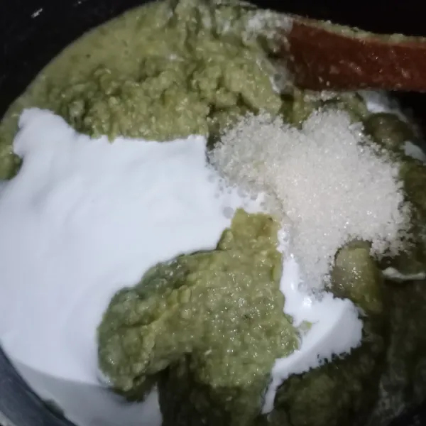 Tuang kacang yang sudah halus, tambahkan gula santan, vanili, dan garam