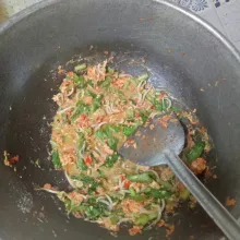 Masukkan sawi, tauge,  saledri,  dan daun bawang aduk rata.  beri sedikit air,  masak hingga sayur layu.  Tambahkan kecap manis dan saos sambal.