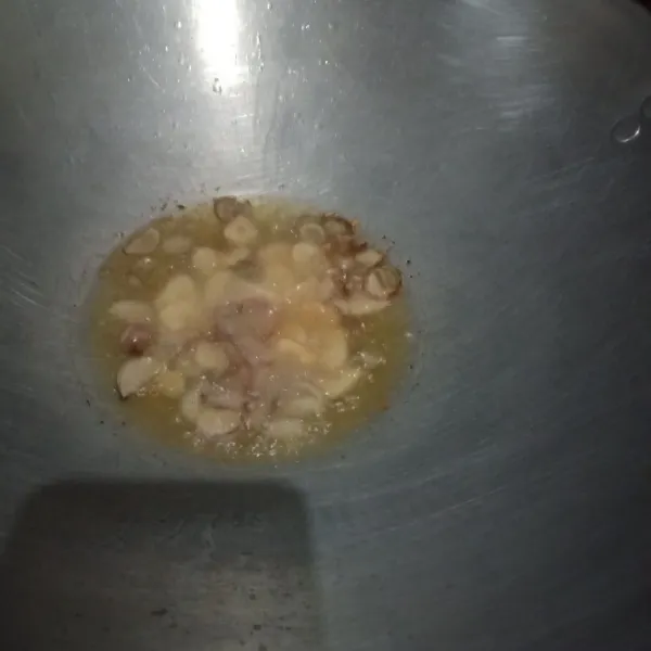 Tumis bawang merah dan bawang putih sampai wangi.