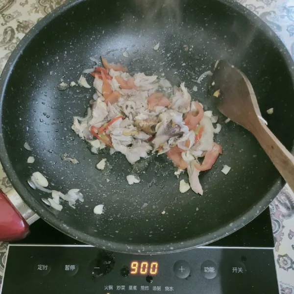 Masukkan ayam, jahe, cabe merah dan tomat, aduk rata.