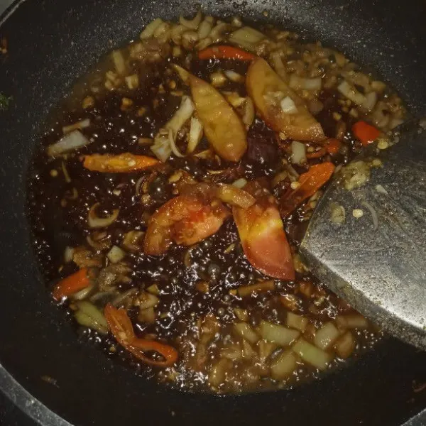 Panaskan minyak dalam wajan. Tumis bawang merah, bawang putih, dan bawang bombay sampai harum. Masukkan cabe dan masak sampai layu.