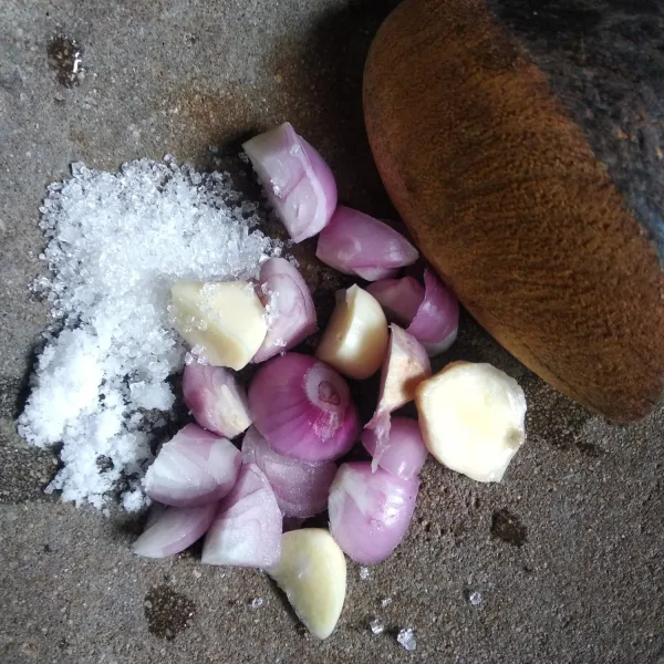 Siapkan bumbu halus terlebih dahulu. Bawang merah, bawang putih, gula, garam dan kemiri.
