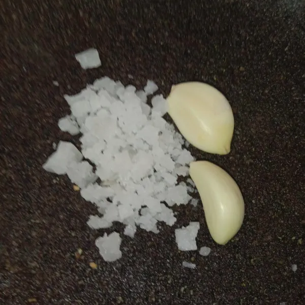 Haluskan 2 siung bawang putih, dan garam secukupnya.