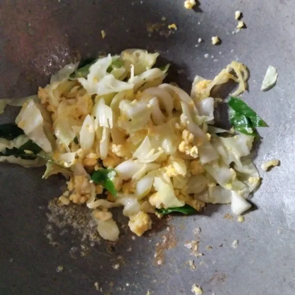 Masukkan kol dan daun bawang, aduk hingga sayuran layu.