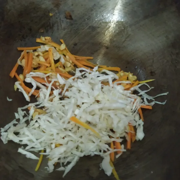 Tumis bawang putih dan bawang bombai sampai harum, lalu masukkan kol dan wortel, masak sampai matang.