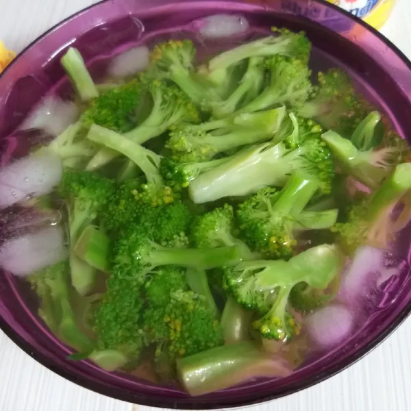 Potong-potong brokoli, cuci dan tiruskan. Rebus sampai empuk dan rendam dalam air es agar tetap hijau.